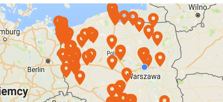 Screenshot of the Tankuj24 website showing average fuel prices in the area, with a map of gas stations and numbers indicating savings. Orange font and M logo are prominent.