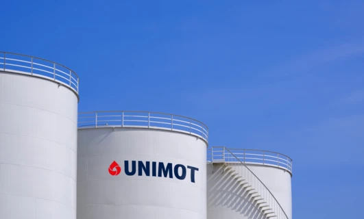 Rynek paliw w Europie pod presją ograniczonej podaży mimo spadków cen. Komentarz Adama Sikorskiego, prezesa zarządu UNIMOT.